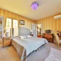 Chambre Topaz, avec le lit et la salle de bain.