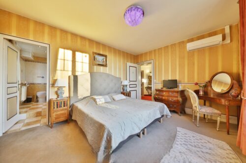 Topaz-Zimmer mit Bett und Bad.