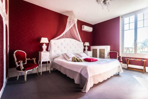 Chambre Rouge, avec le lit.