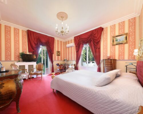 Zimmer „Rubis“ mit dem Bett.