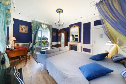Saphir-Zimmer, mit dem Bett.
