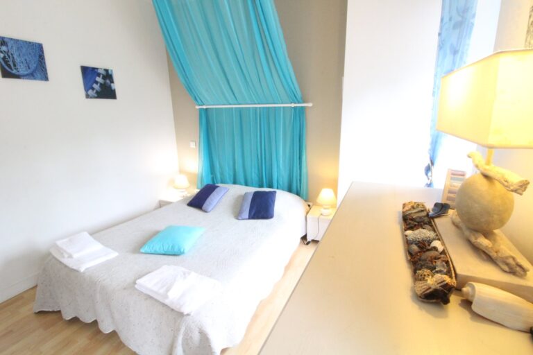 Chambre du Gite de l'étang, avec le lit.