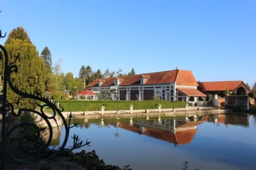 Blick vom Empfangsraum, dem Poolhaus und der Küche.