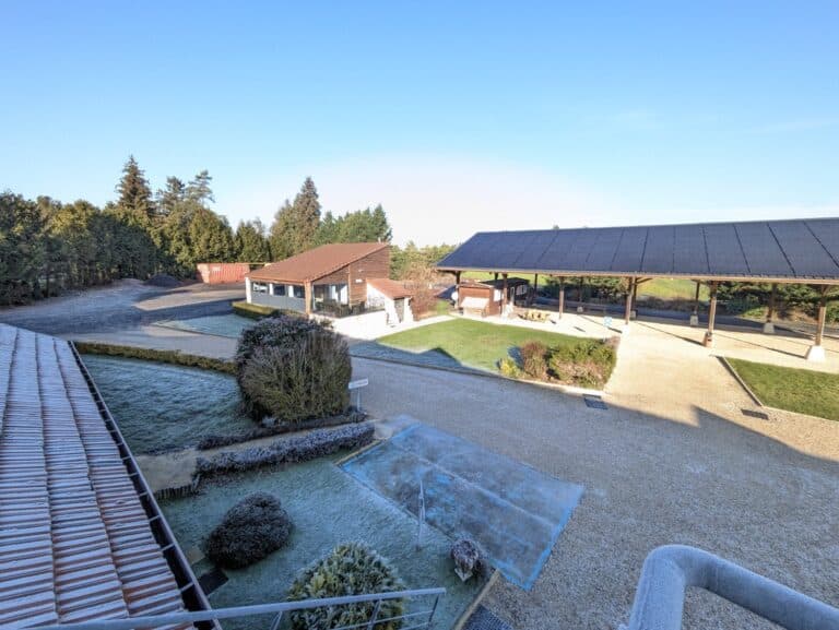 Las casas rurales de la sidrería y del chalet con el patio cubierto del dominio.