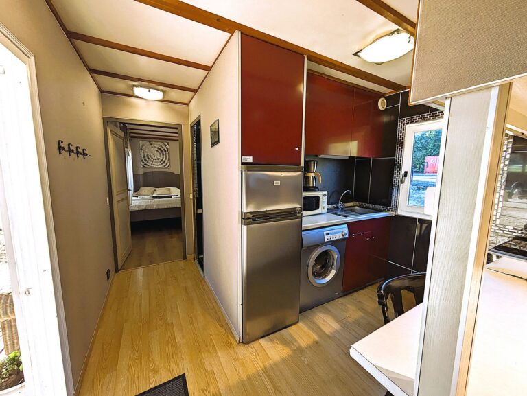 Chalet, avec le lit et la cuisine.
