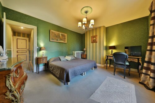 Smaragd-Zimmer, mit dem Bett.