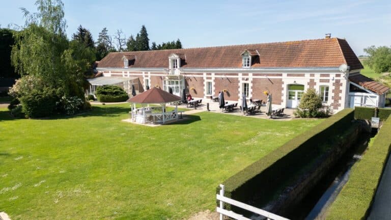 Vue aérienne de la salle de reception le gite de la piscine, et la cuisine.