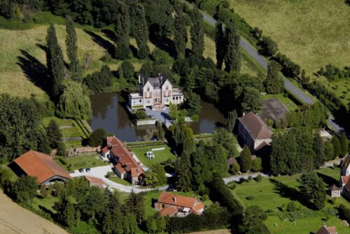 Vue aérienne du domaine avec les douves, les gites, le chateau, les dépendances et le parc.