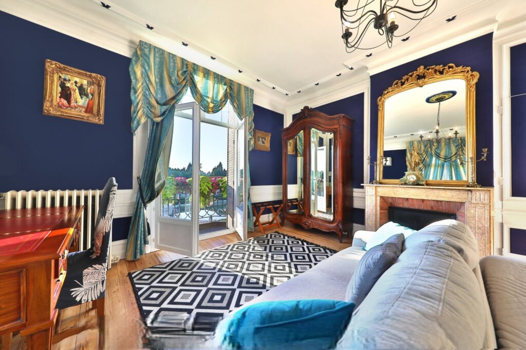 Chambre Saphir, avec le lit.