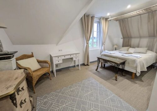Zimmer „Griechenland“, mit dem Bett
