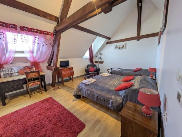 Chambre Londres, avec les lits et la télé au Château de Quesmy