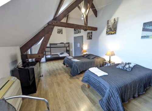 Zimmer „New York“ mit Betten und Fernseher