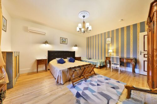 Zimmer „Azur“, klimatisiert, mit einem Bett der Größe Château de Quesmy